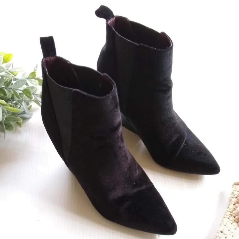 REPORT women's black velvet pull-on pointed toe ankle booties size 6